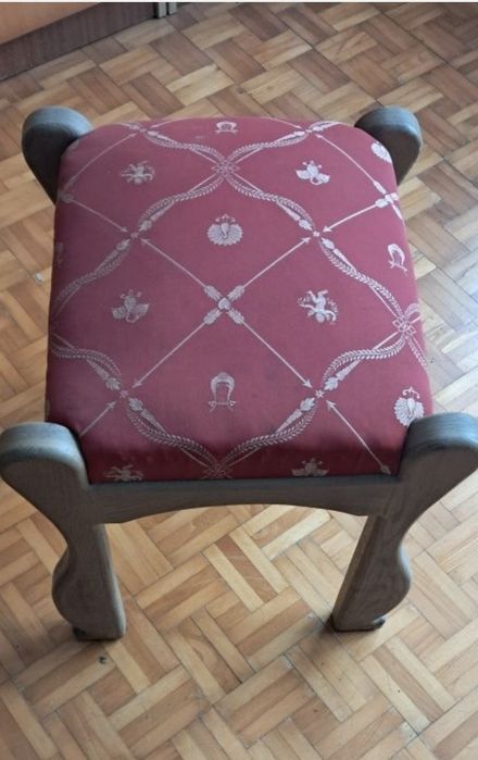 Pufik drewno dąb tapicerka materiał haftowany królewski wzór