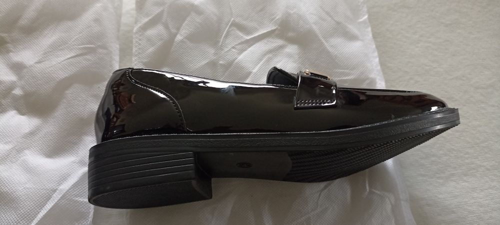 Sapatos pretos novos