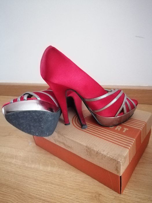 Vendo sapatos de salto alto novos