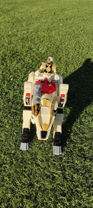 White Power Ranger with Animal64409188974593123