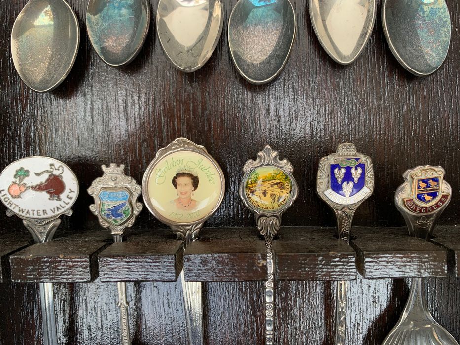 Colheres de coleção com expositor em madeira