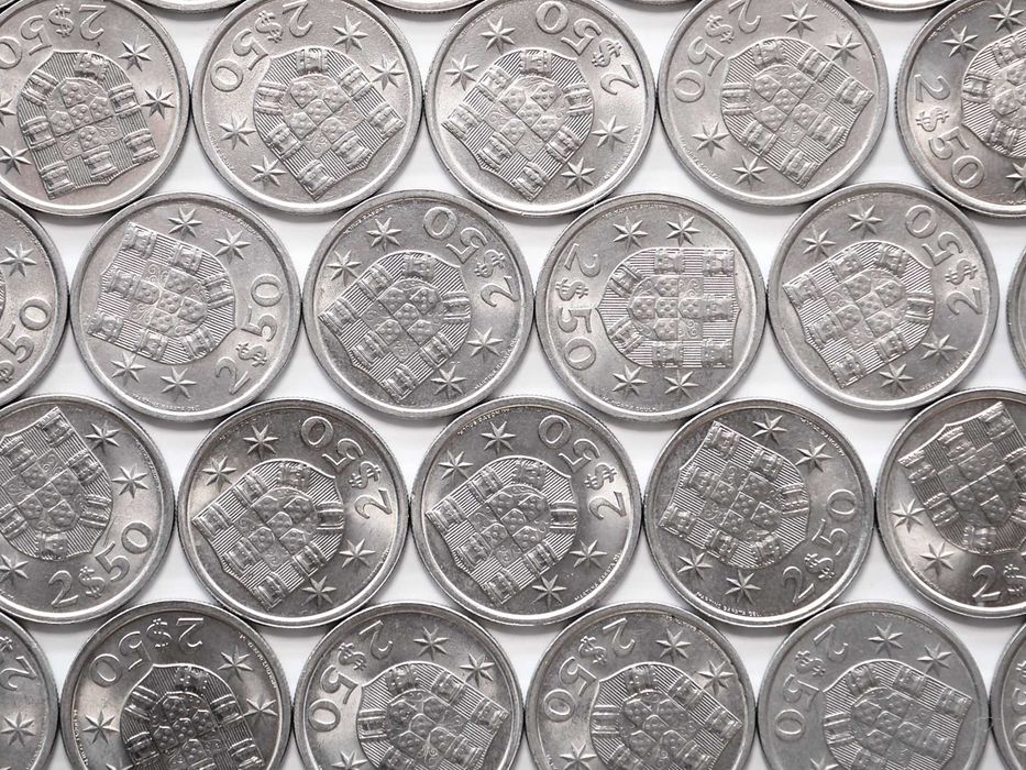 Lote de 36 Moedas 2 Escudos e 50 Centavos 1982