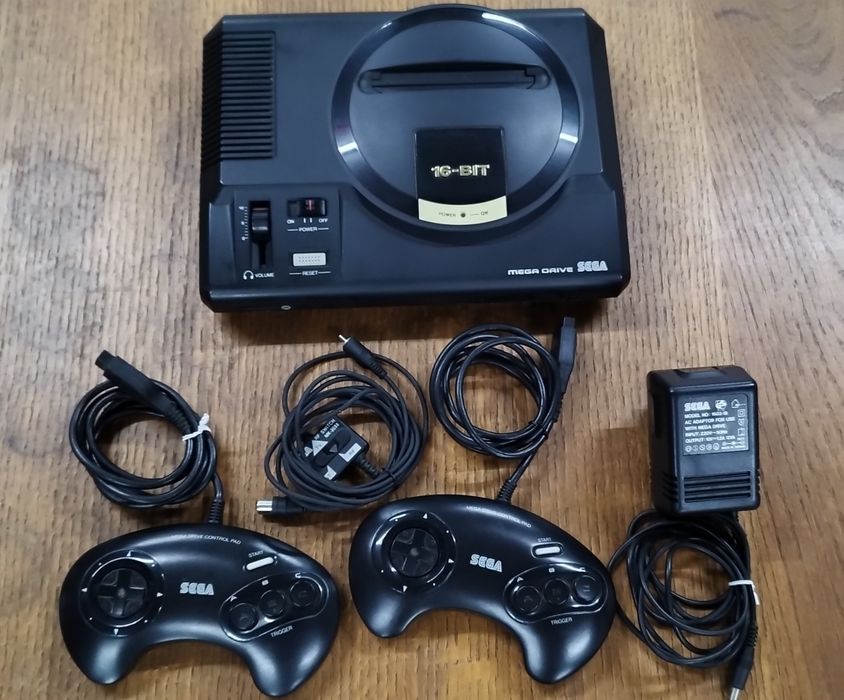 Consola Sega Mega Drive + 2 Comandos + 11 Jogos com Caixa