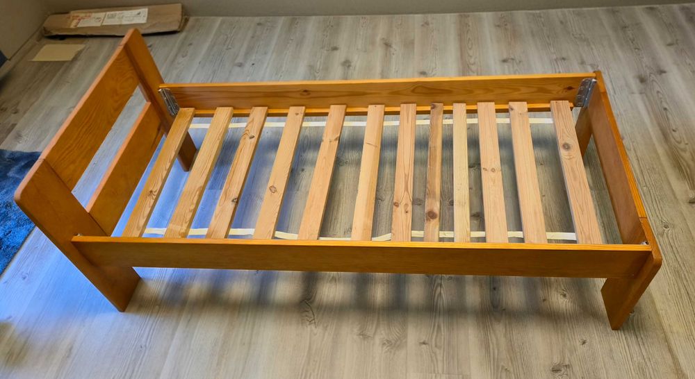 łóżko drewniane z materacem 160 x 70 (łatwe składanie)