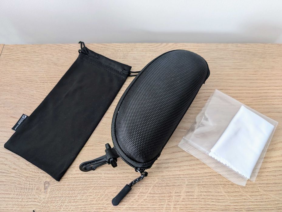 Futerał na okulary Schwarzwolf Outdoor, twarde etui z karabińczykiem + etui materiałowe i ściereczka
