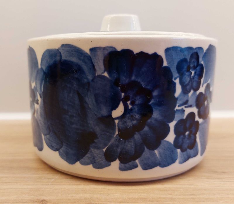 Piękna cukiernica fajansowa Włocławek – klasyka PRL, kobalt