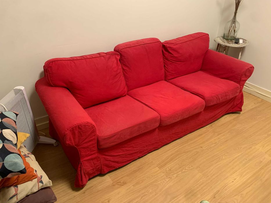 Sofá Ikea EKTORP com capa vermelha (removível)