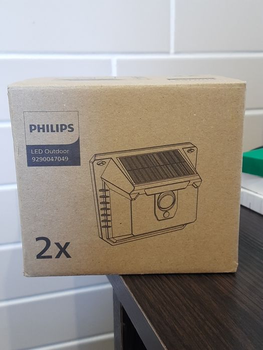 Комплект 2 штуки садові світильники PHILIPS  на сонячній панелі