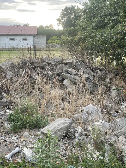 Kamien z rozbiórki starego budynku lat 80