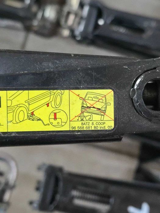 Домкрат Peugeot 207 208 307 308 3008 Berlingo Citroen C3 C4 C5 DS4