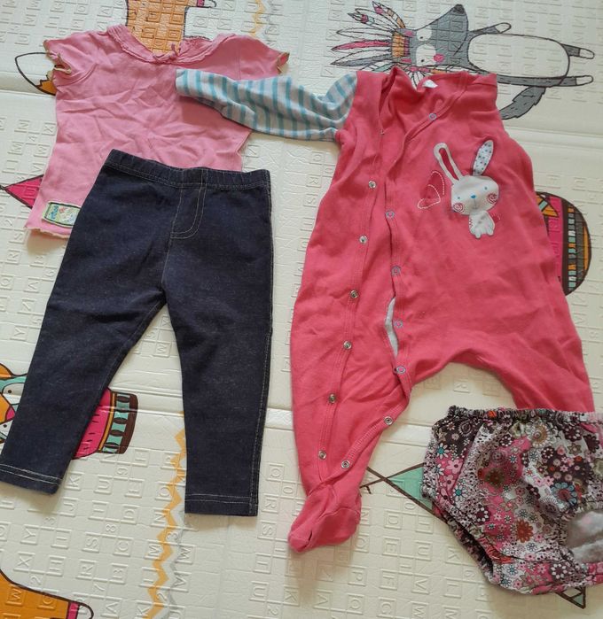 Zestaw 13 sztuk ubranek w rozmiarze 80 dla dziewczynki