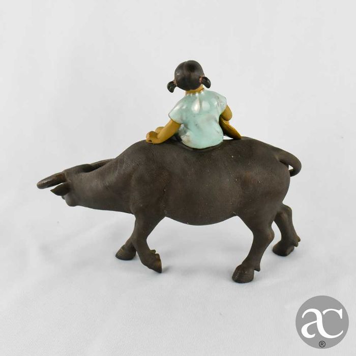 Búfalo de água com menina em cerâmica Shiwan – China