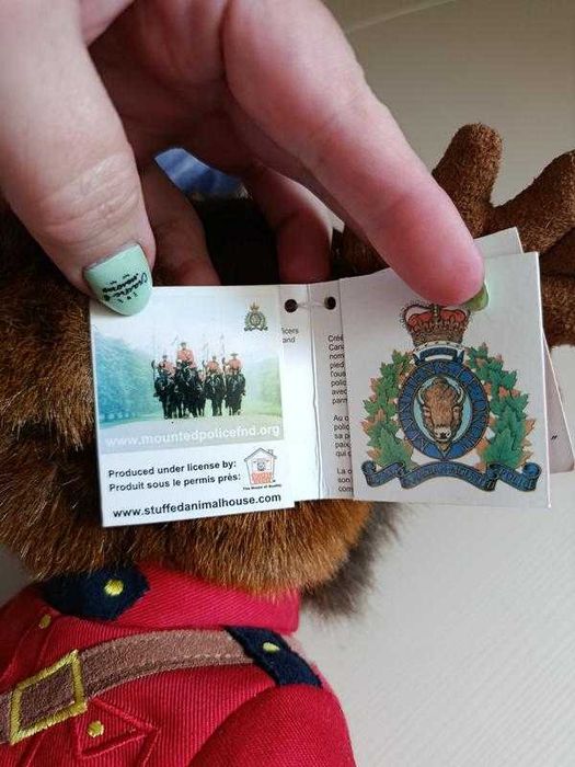 Іграшка лося, одягнена у форму королівської канадської кінної поліції