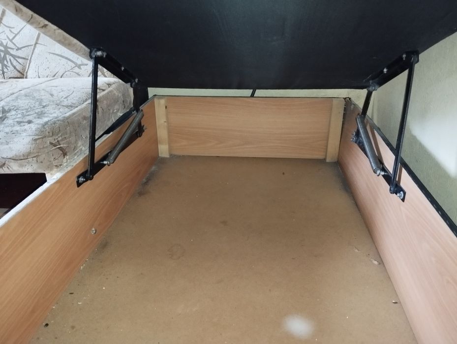 Продається кутовий диван.Довжина- 2 м 80 см,ширина спальної част.-1м30