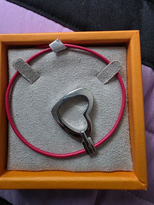 Colar da marca Lotus