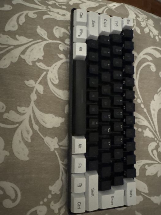 Teclado 60% semi-novo