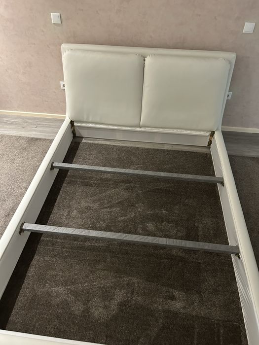 Cama casal 160x200 Pele sintetica com estrado