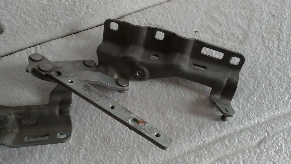 Dobradiças do capo Mercedes-Benz C-Classe (W203). 2000/2007