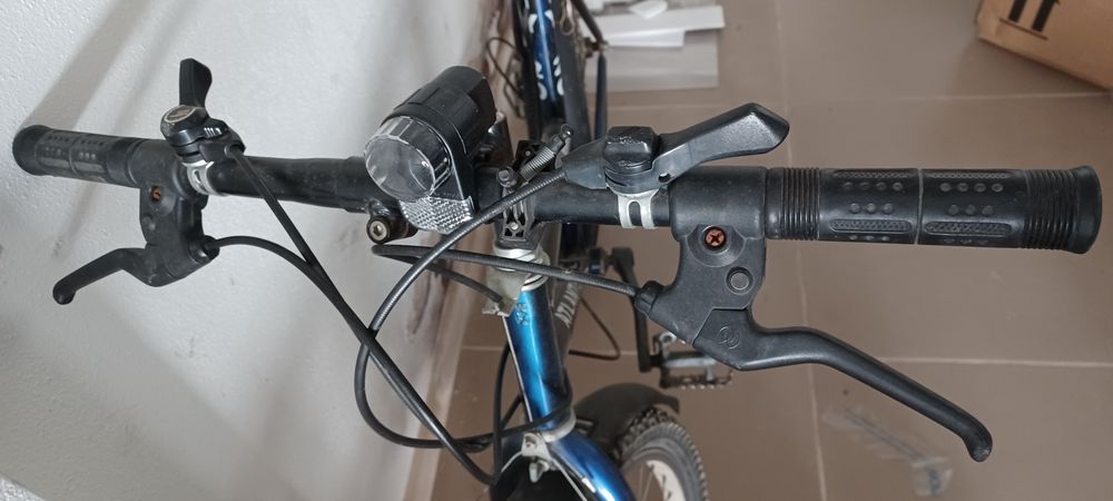 BTT azul escuro bom estado