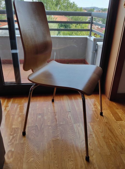 Vendo conjunto de 4 cadeiras de sala/jantar usadas, mas em bom estado geral de conservação e perfeitamente funcionais.