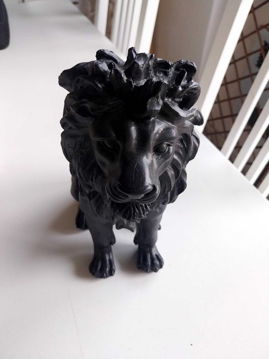Estátua/estatueta de leão preto