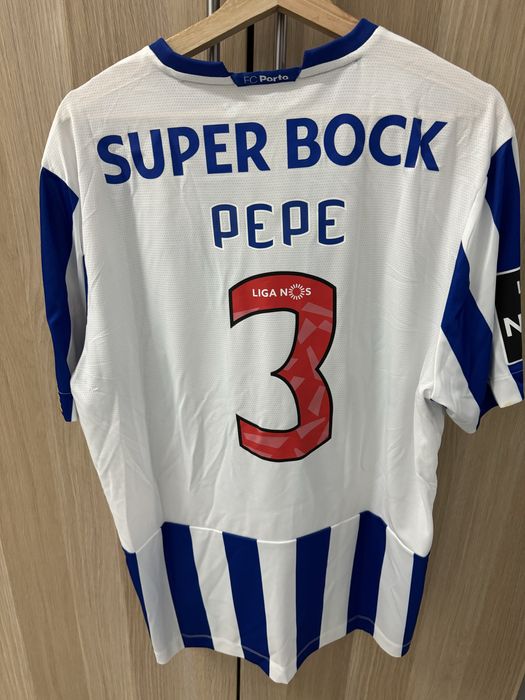 Camisolas oficias oferecidas pelos jogadores em campo