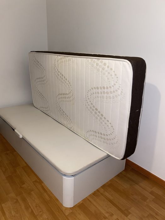 Cama de solteiro e o  colchão