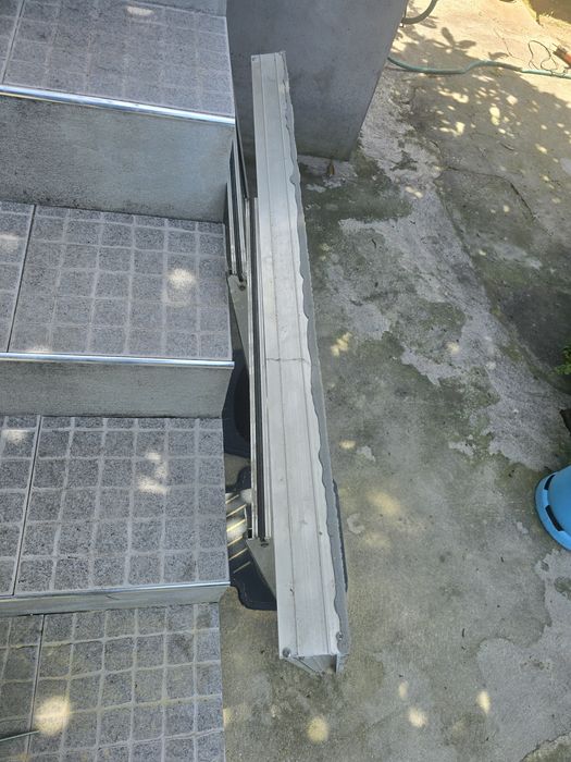 Janela de aluminio - mede 116 cm x 103 cm