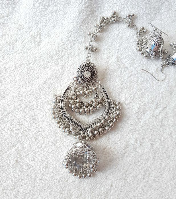 Duże długie kolczyki srebrny kolor białe cyrkonie dzwonki Bollywood