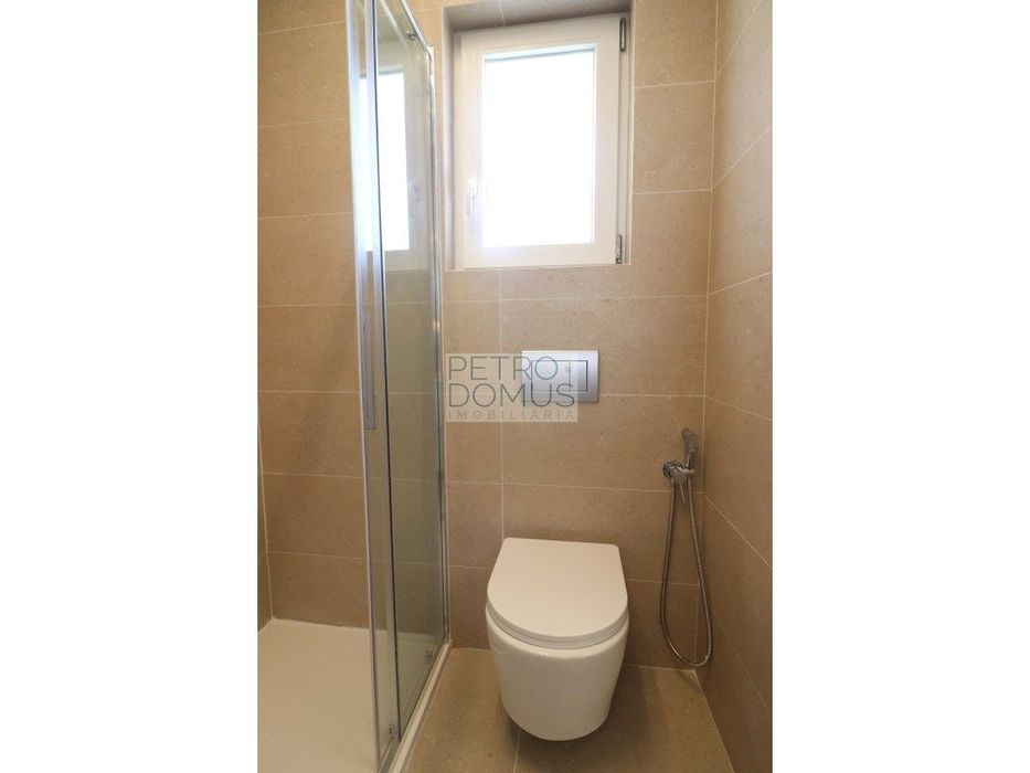 T3 Com 3 Wc Em Prédio Totalmente Remodelado - Almada