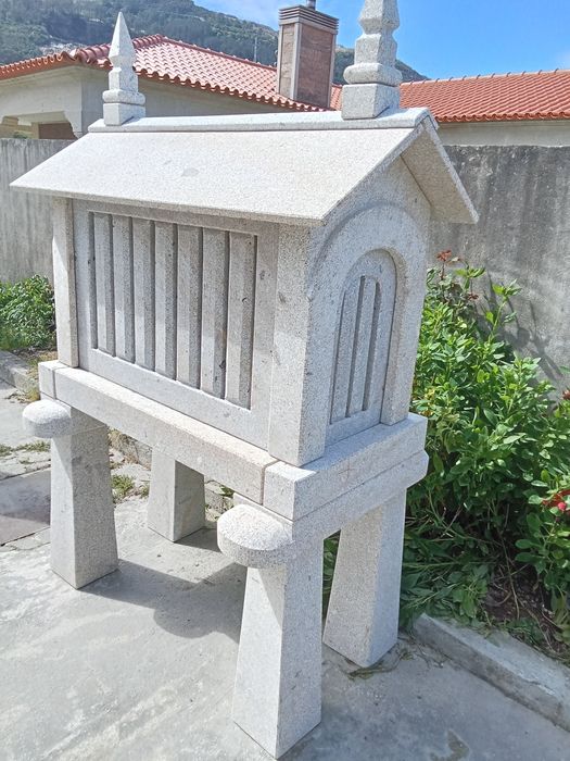 Espigueiro em granito de ponte de lima