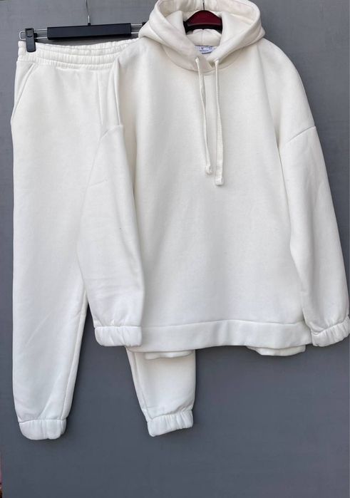 Теплий спортивний костюм молочного кольору
