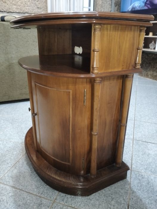 Móvel vintage de madeira em castanho