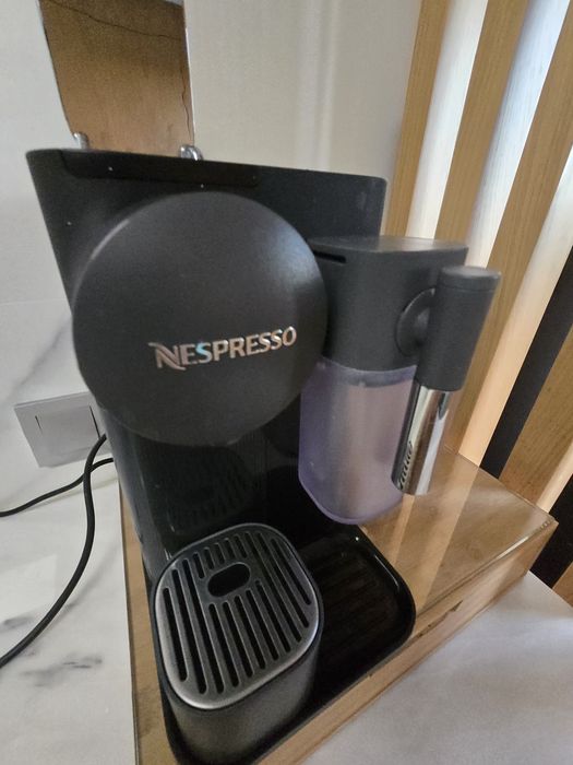 Máquina de café nespresso lattissima