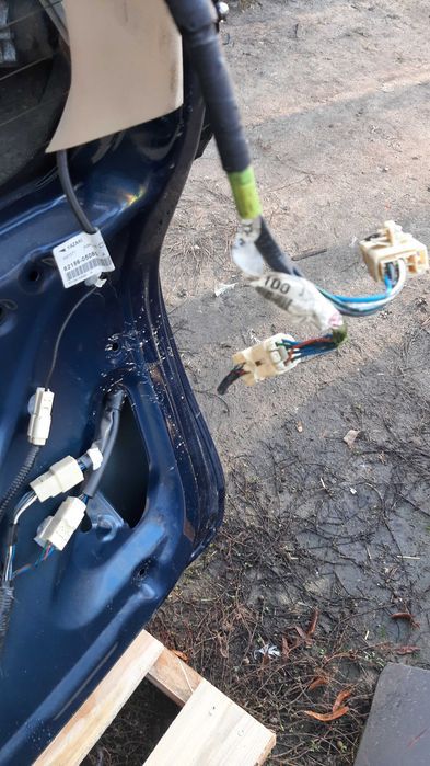 Lak. 8p4 toyota avensis t25 kombi klapa bagażnika