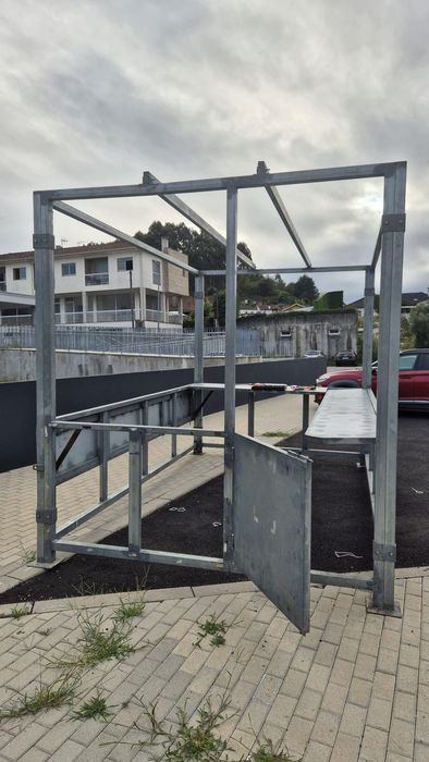 Tenda/Estrutura em ferro Galbanizado, com lona de teto.