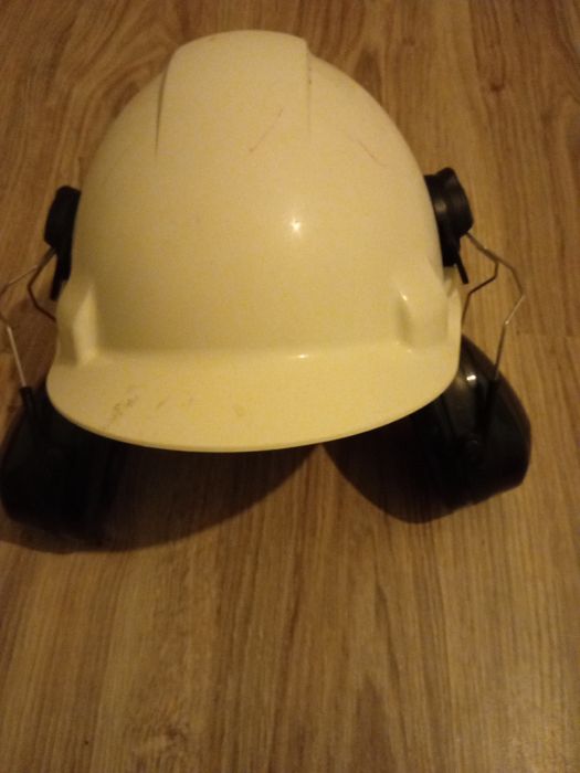 Kask budowlany z słuchawkami certyfikowany