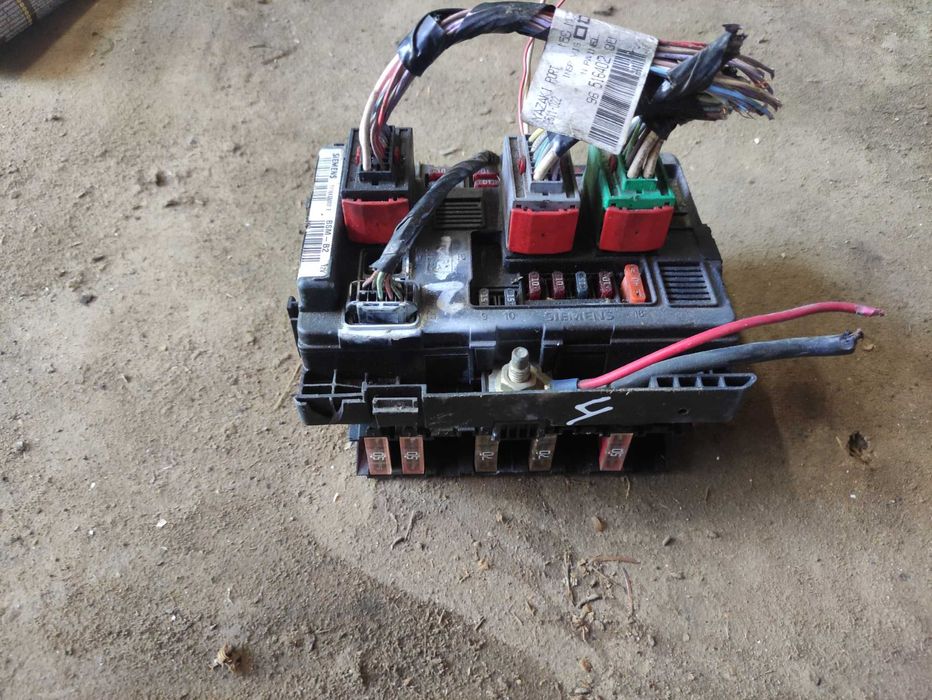 Блок запобіжників Citroen Berlingo 9643498980  Сітроен берлінго bsm b2