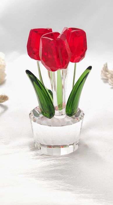Szklana figurka 3 czerwone tulipany w doniczce