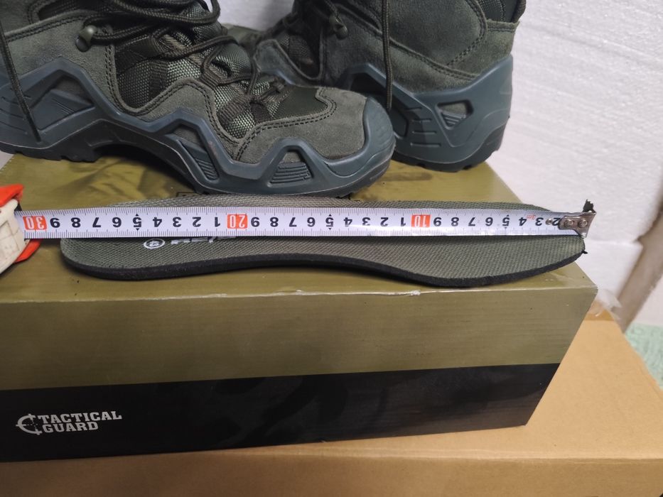 Продам кроссовки демисезонные