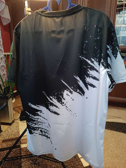 Футболка з абстрактним принтом