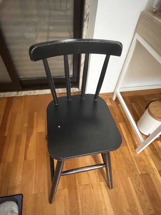 Cadeira AGAM preta em madeira