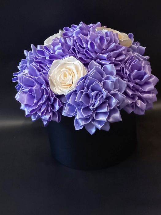 Квіти з атласної стрічки.