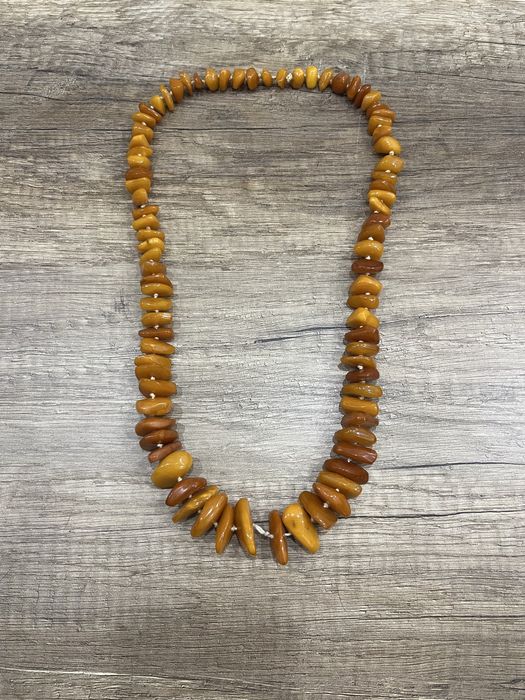 Korale z bursztynami.