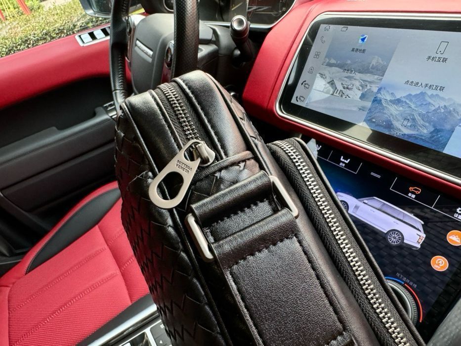 Мужская кожаная сумка bottega veneta на через плесе сумка ботега