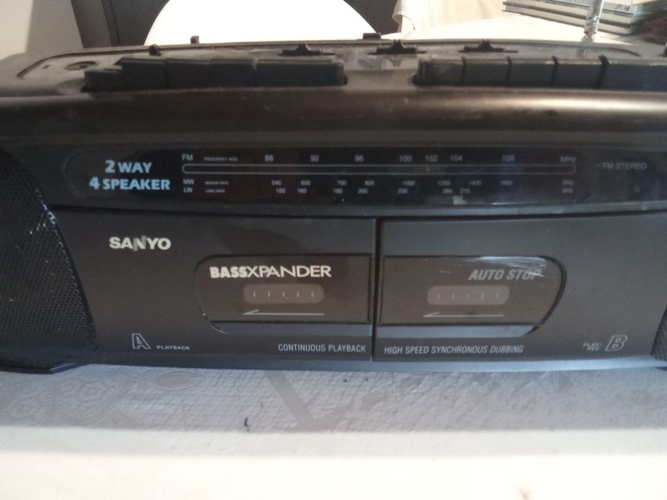 Rádio a pilhas e a eletricidade (Santo)