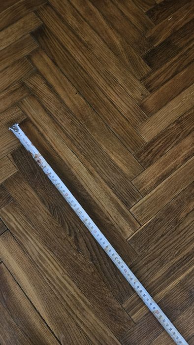 Drewniana podłoga ciemny brąz jodełka