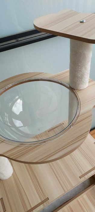 Nowoczesny drapak dla kota z domkiem i hamakiem – jak nowy