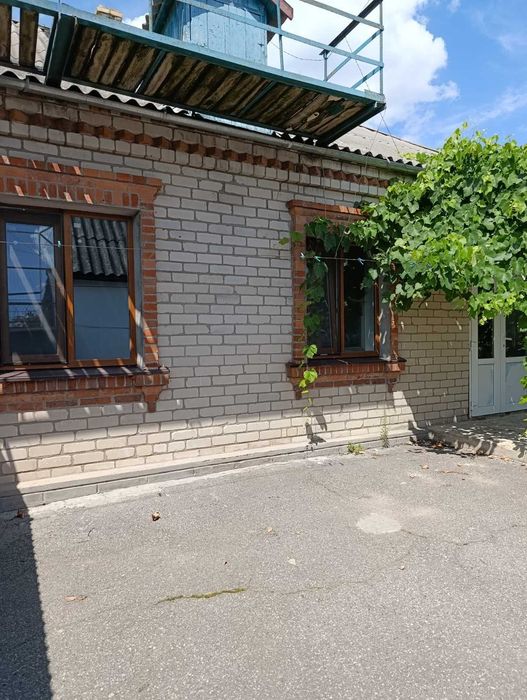 Продається половина будинку в районі ЦРБ по вул. Нова.
