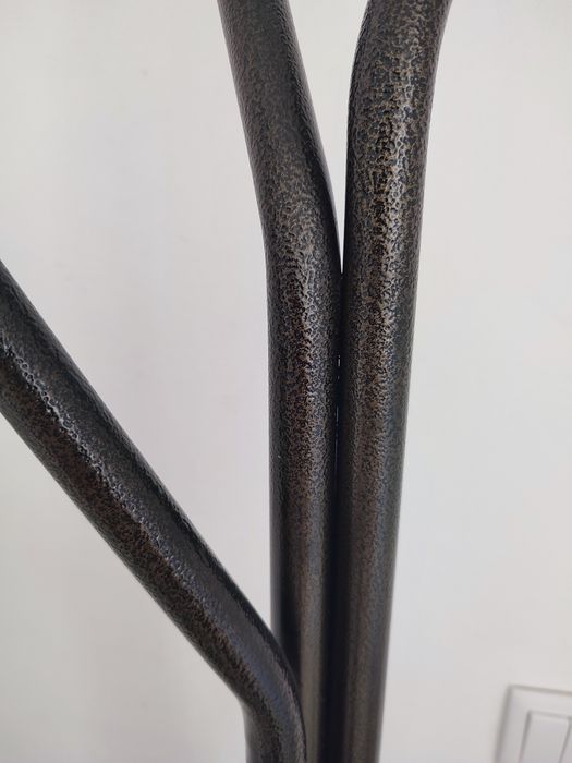 Cabide de pé castanho com textura